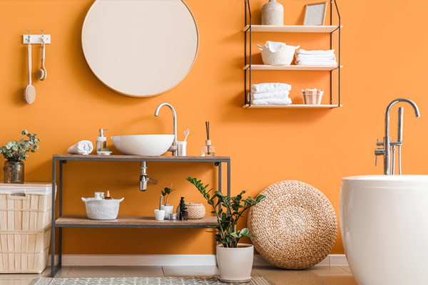 کاشی حمام نارنجی با جلوه‌ ای گرم و پرانرژی